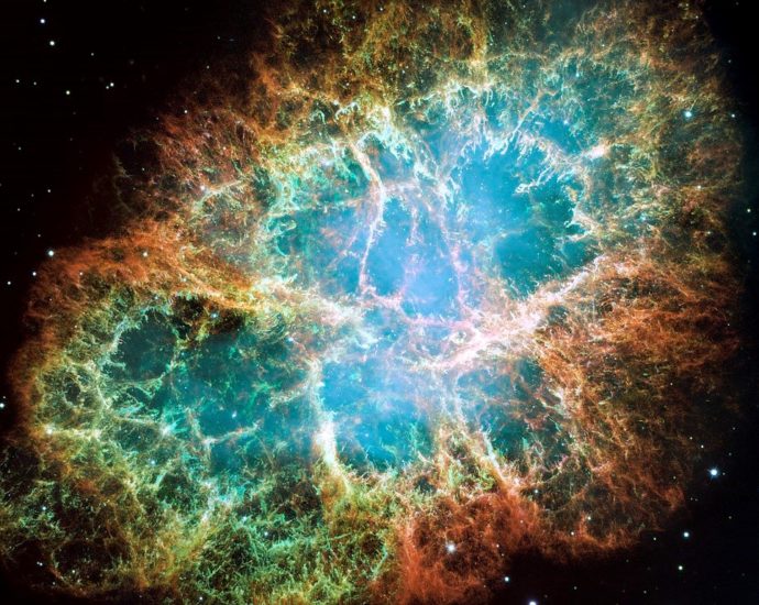 Ez a NASA Hubble Űrteleszkóp egyik legnagyobb mozaikképe a Rák-ködről, amely egy csillag szupernóva-robbanásának hat fényév szélességű táguló maradványa.