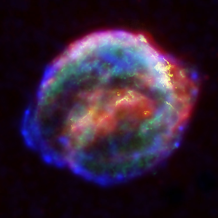 A Kepler által megfigyelt szupernóva (SN 1604) maradványa a Spitzer űrtávcső (infravörös, a képen pirossal), a Hubble űrtávcső (látható fény, a képen sárgával) és a Chandra űrtávcső (röntgen, a képen zölddel és kékkel) képeiből összeállítva
