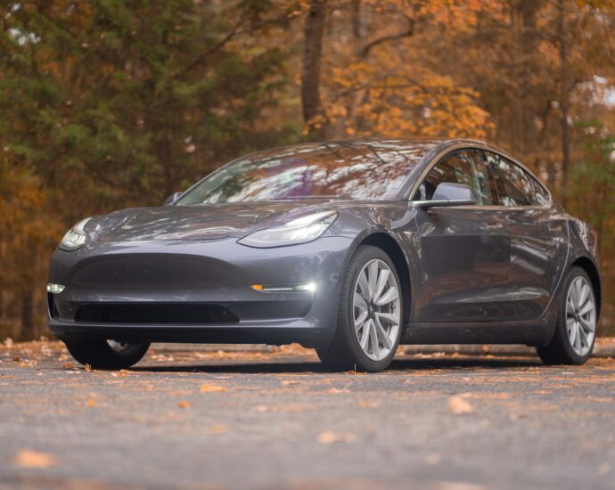 Tesla elektromos aut
