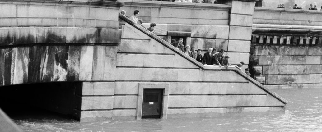 a pesti alsó rakpart árvíz idején a Széchenyi Lánchíd pesti hídfőjénél shermann ákos 1965