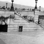 a pesti alsó rakpart árvíz idején a Széchenyi Lánchíd pesti hídfőjénél shermann ákos 1965