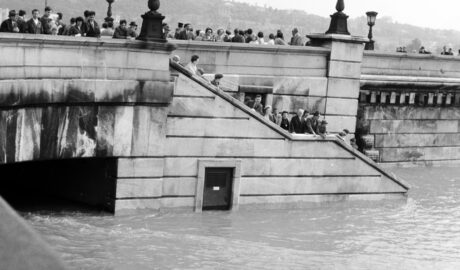 a pesti alsó rakpart árvíz idején a Széchenyi Lánchíd pesti hídfőjénél shermann ákos 1965