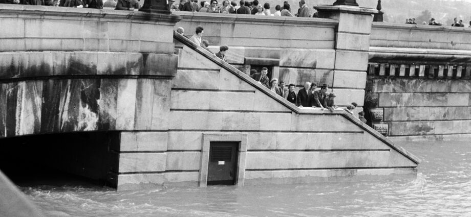 a pesti alsó rakpart árvíz idején a Széchenyi Lánchíd pesti hídfőjénél shermann ákos 1965