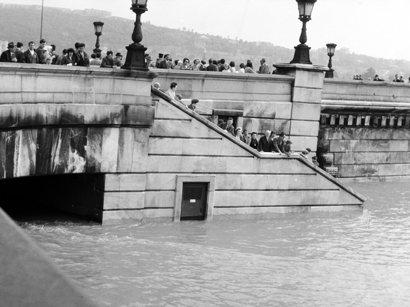 a pesti alsó rakpart árvíz idején a Széchenyi Lánchíd pesti hídfőjénél shermann ákos 1965