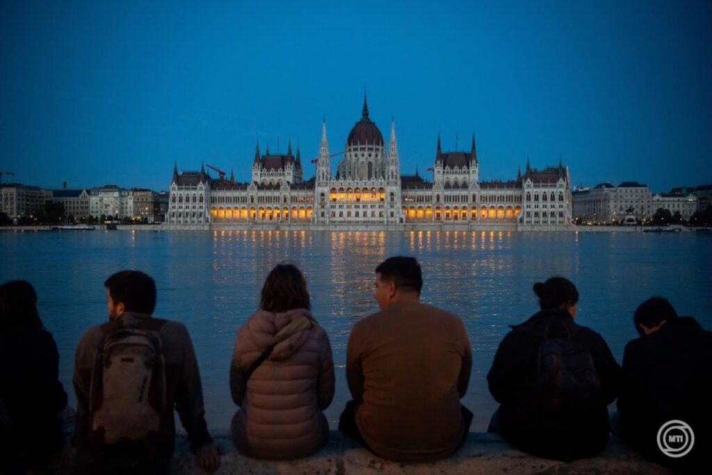 árvíz Duna Budapest nézelődők katasztrófaturisták