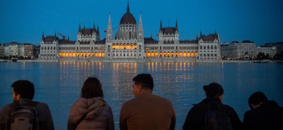 árvíz Duna Budapest nézelődők katasztrófaturisták