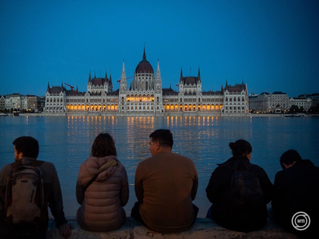 árvíz Duna Budapest nézelődők katasztrófaturisták