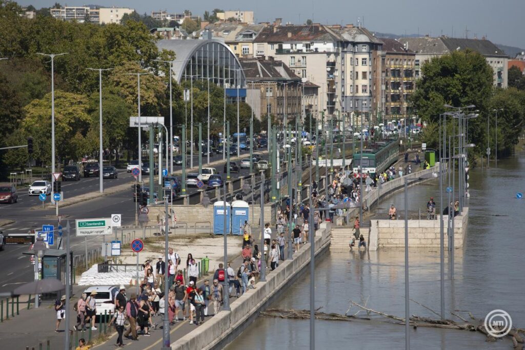 árvíz Duna Budapest nézelődők katasztrófaturisták