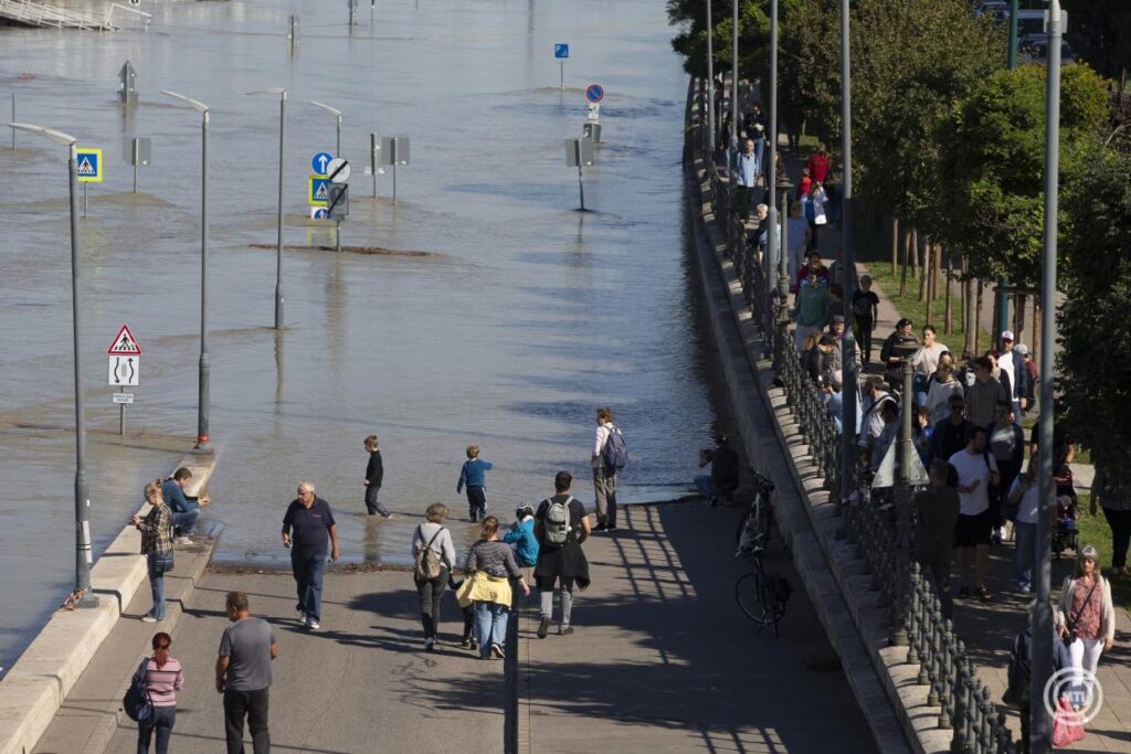 árvíz Duna Budapest nézelődők katasztrófaturisták