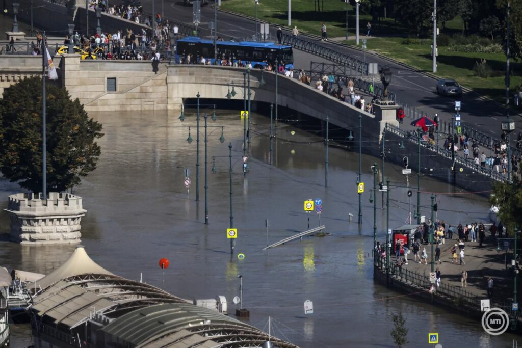 árvíz Duna Budapest nézelődők katasztrófaturisták