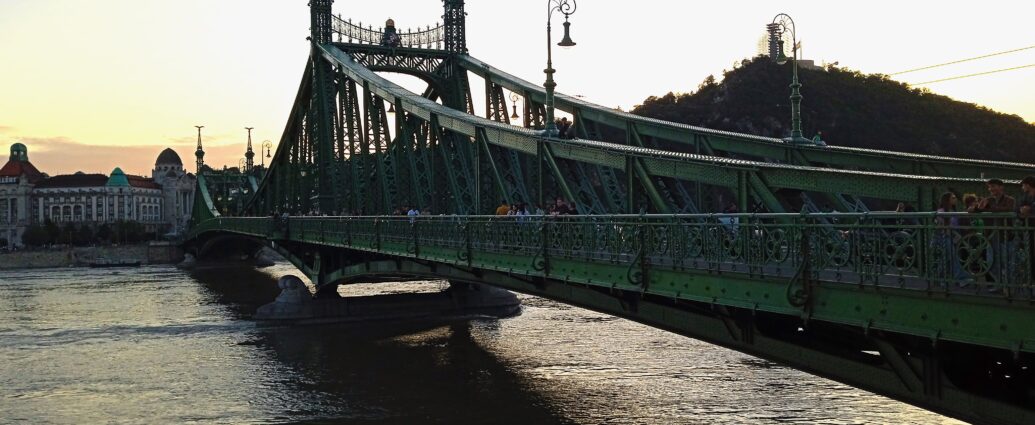 duna áradásának tetőzése előtt budapest szabadság híd