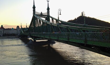 duna áradásának tetőzése előtt budapest szabadság híd