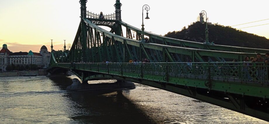 duna áradásának tetőzése előtt budapest szabadság híd