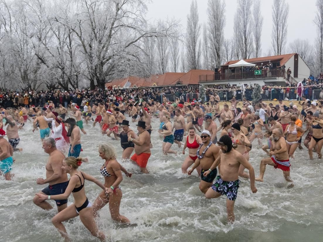 újévi szilveszteri csobbanás fürdőzés Szigligeten Balaton úszás 2025 mti 4