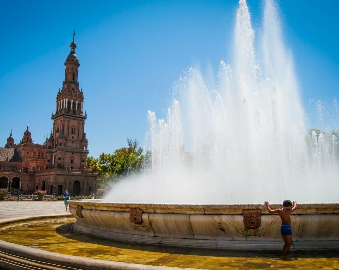 hőség Spanyolországban Sevilla nyár időjárás meleg kánikula víz szökőkút