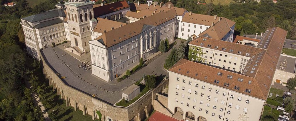 Pannonhalmi_Főapátság_épülete,_légifotó Pannonhalma kolostor monostor gimnázium