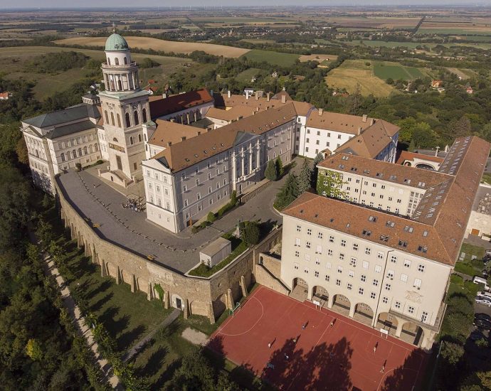 Pannonhalmi_Főapátság_épülete,_légifotó Pannonhalma kolostor monostor gimnázium