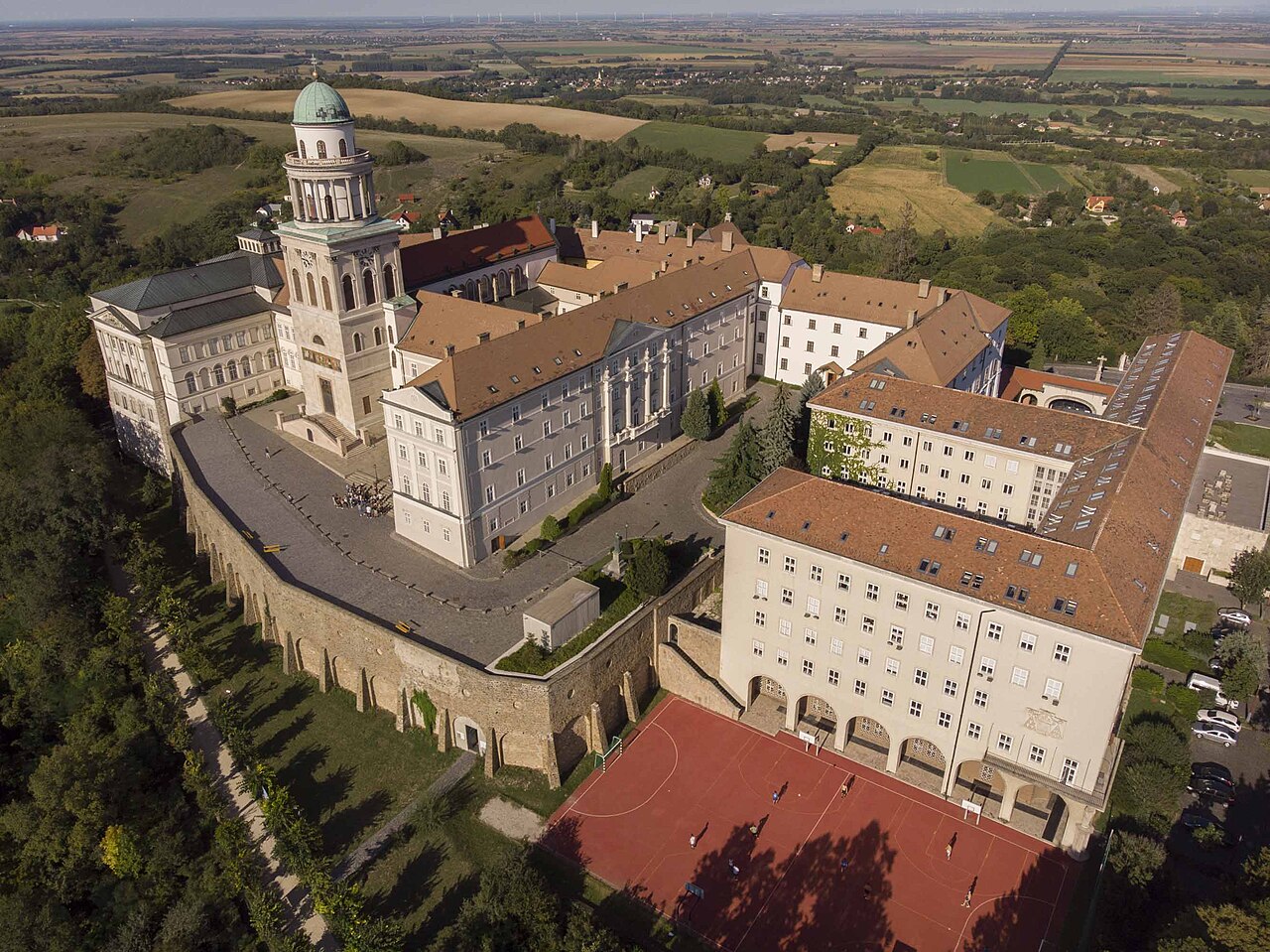 Pannonhalmi_Főapátság_épülete,_légifotó Pannonhalma kolostor monostor gimnázium