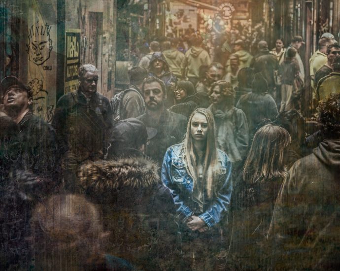 tömeg politiak szorongás lány nő pixa pszichológia