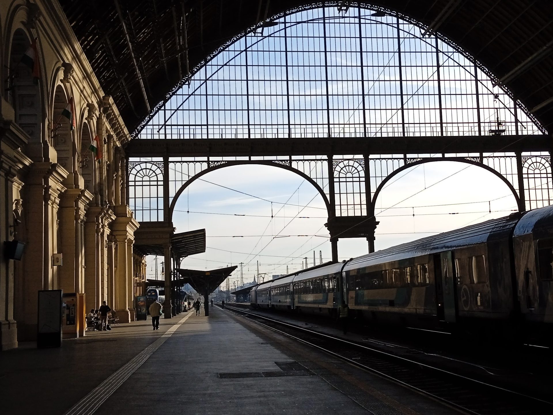 vonat vasút utazás keleti budapest pályaudvar