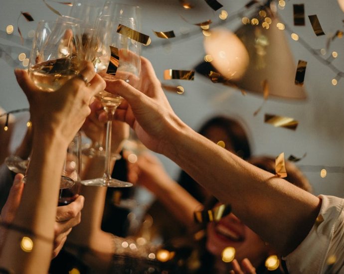 sör bor trendek ünnep alkohol ital koccintás barátok