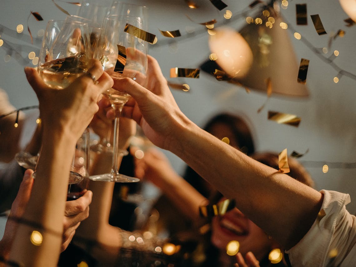 sör bor trendek ünnep alkohol ital koccintás barátok