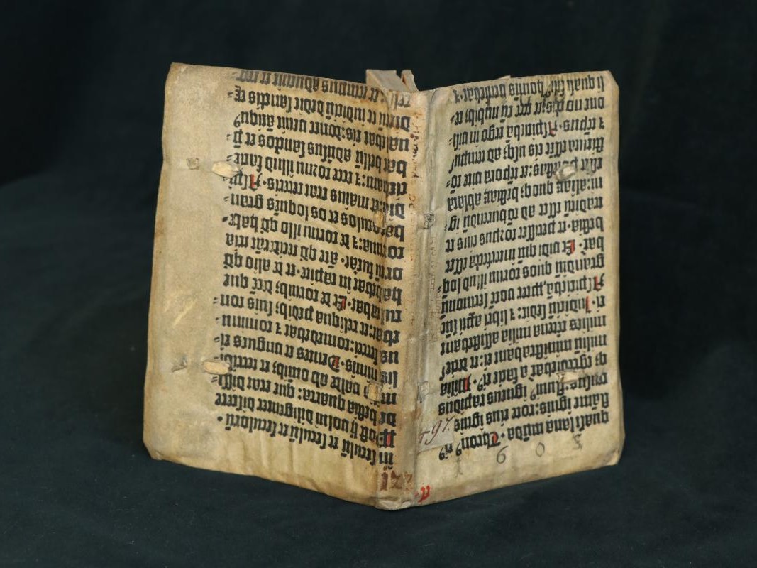 36-soros-Biblia-pergamenre-nyomtatott-toredeke