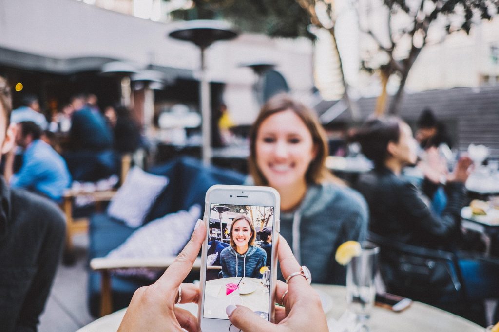 okostelefon telefon mobil kommunikáció közösségi média pixa 2
