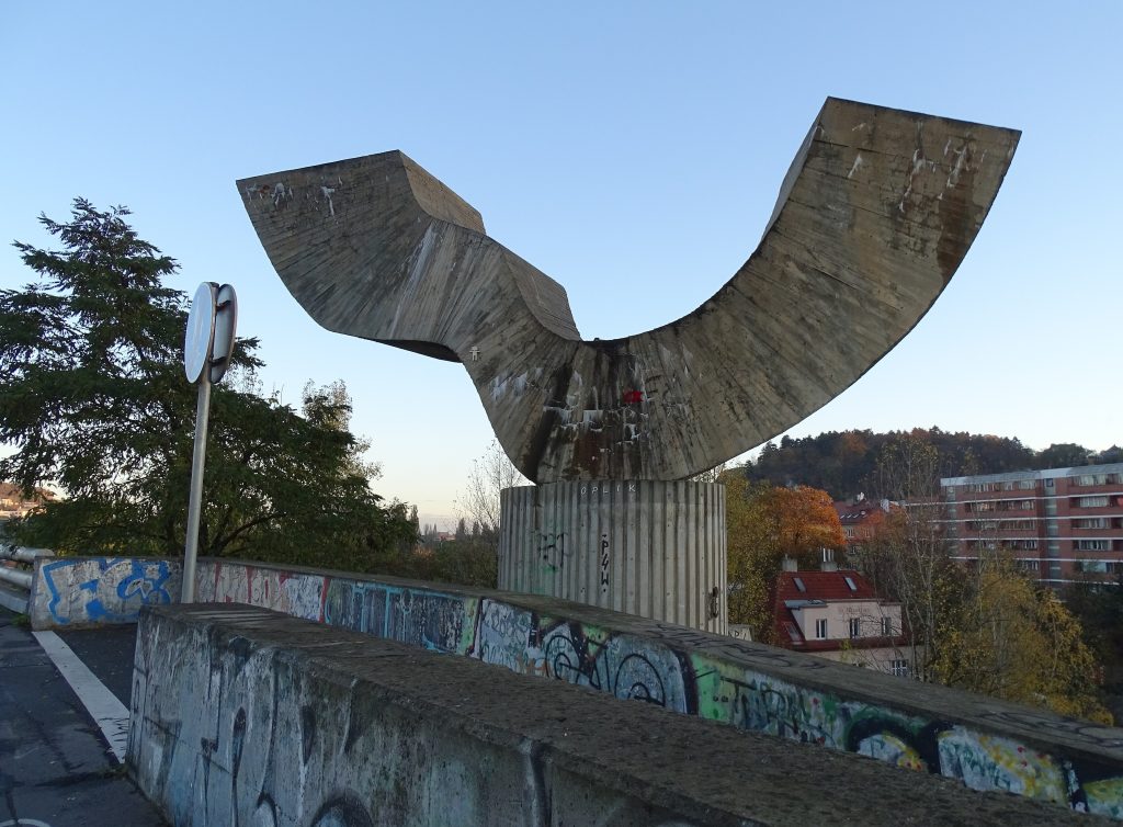 Braník,_Barrandovský_most,_plastika_Rovnováha