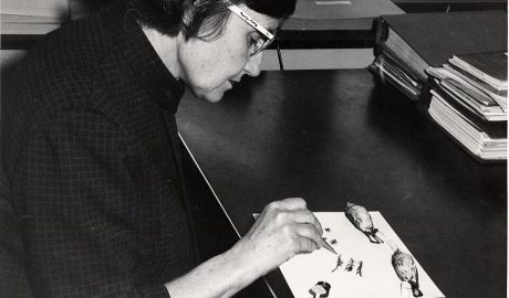 Roxie_Collie_S._Laybourne_(1910-2003),_identifying_bird_feathers