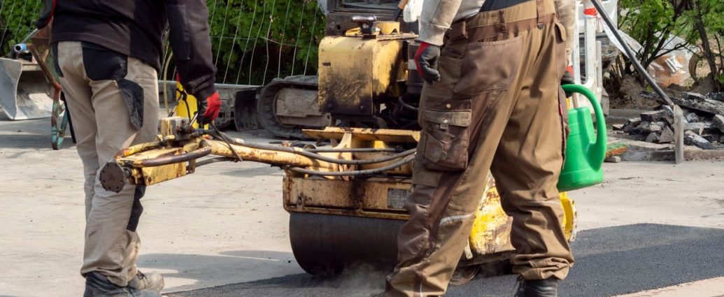 azbesztszennyezés Szombathely aszfaltozás illusztráció aszfalt út munkások munkagépek
