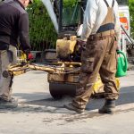 azbesztszennyezés Szombathely aszfaltozás illusztráció aszfalt út munkások munkagépek