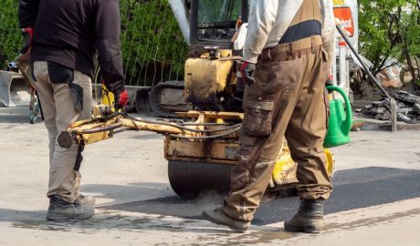 azbesztszennyezés Szombathely aszfaltozás illusztráció aszfalt út munkások munkagépek