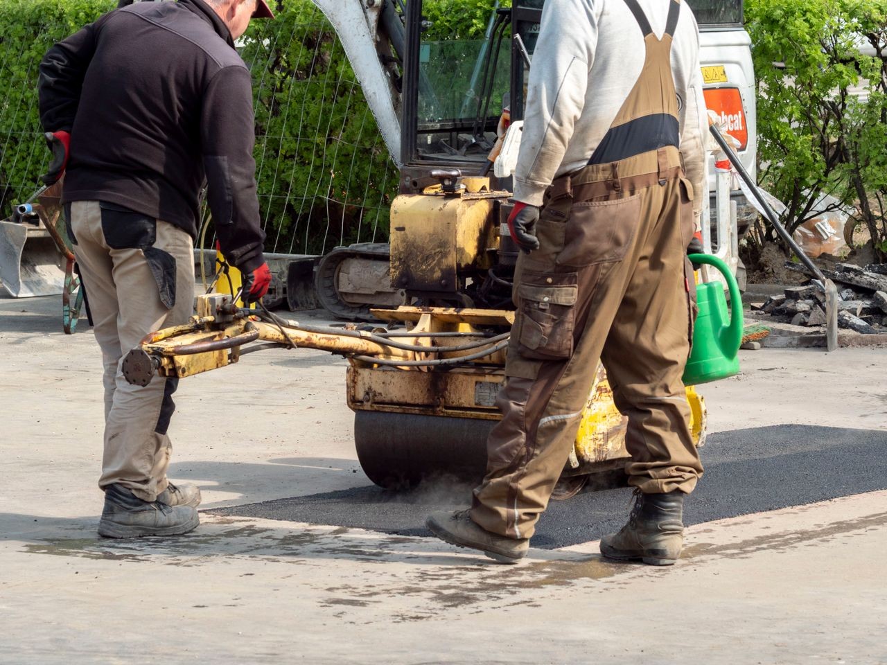 azbesztszennyezés Szombathely aszfaltozás illusztráció aszfalt út munkások munkagépek